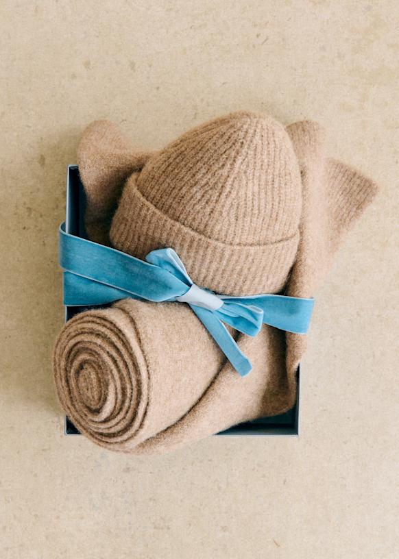 Gift set: Hat and scarf